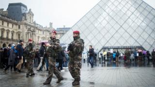 Французские солдаты у Лувра 04.02.2017
