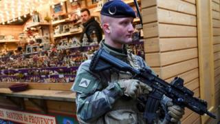 Французские военные патрули после открытия рынка в Страсбурге