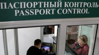 Пограничник проверяет паспорт