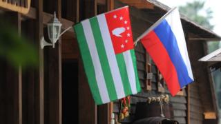 флаги россии и абхазии
