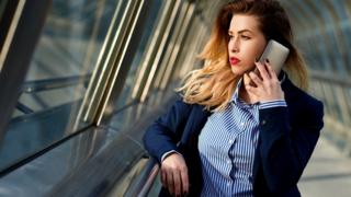 Француженка разговаривает по телефону
