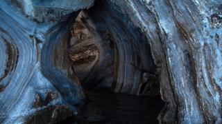 Cintas de color en las paredes de la cueva