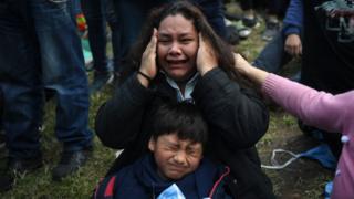 Madre e hijo lloran en Buenos Aires.