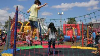 Crianças brincando em pula-pula, em programação especial para o Dia das Crianças em 2016, em Brasília
