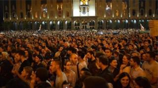 Tbilisi etiraz, Baş nazirə istefa çağrışı, Gürcüstan, Tbilisi, parlament, etirazlar
