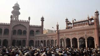 اعلی وزیر پروېز خټک پېښور کې د ایالتي وزیرانو غونډې ته ویلي، دغه پرېکړه د مذهبي جذبې او جوماتونو ملا امامانو اړتیاوو پوره کولو لپاره شوې.
