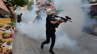 ankara'da polis açlık grevindeki eğitimcileri dağıtmak için göz yaşartıcı gaz kullanıyor.