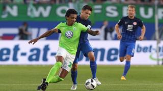 Luiz Gustavo en action lors d'un match de Bundesliga contre Eintracht Braunschweig