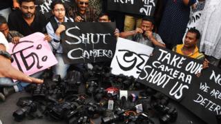 কলকাতায় পুলিশী নির্যাতনের বিরুদ্ধে সাংবাদিকদের বিক্ষোভ।