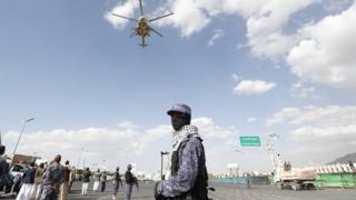 Houthis-operated helicopter flies over Houthi troopers