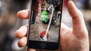 Pokemon Go'da oyuncular, sanal canavarları yakalamaya çalışıyor.