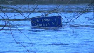 Ffordd yn ardal Llechryd dan ddŵr