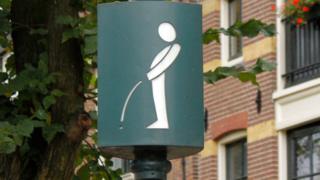 Señalización de un urinario para hombres en Ámsterdam.