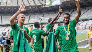 Mikel atawọn akẹgbẹ rẹ n dawọọ idunnu