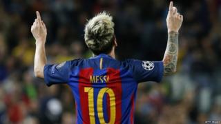 Messi, de espaldas, levanta los brazos.