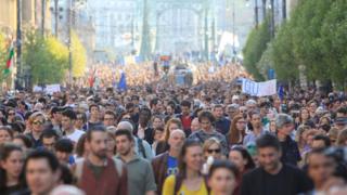 Люди протестуют против попыток премьер-министра Виктора Орбана вытеснить основанный Джорджем Соросом университет из страны в Будапеште, Венгрия, 2 апреля 2017 года.