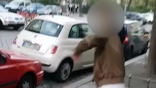 男がベルトを振り回しながら反ユダヤ的な言葉を叫んでいる様子が動画に捉えられた