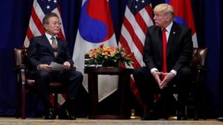 ผู้นำสหรัฐฯ (ขวา) ในการแถลงข่าวร่วมกับประธานาธิบดีมุน แจ อิน ของเกาหลีใต้