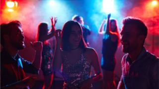Jóvenes en una fiesta
