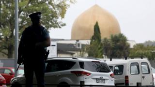 полицейский стоит возле мечети Крайстчерч