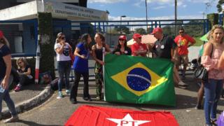 Manifestantes aguardam a chegada de Lula em frente à Superintendência da Polícia Federal em Curitiba