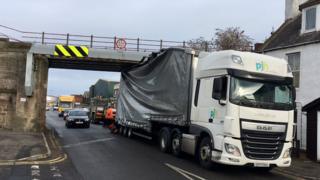 Lorry stuck under bridge