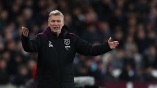 David Moyes raise im hand