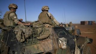 Cette tentative d'attaque d'un véhicule de l'armée française est survenue environ deux heures avant l'atterrissage à Ouagadougou du président français.