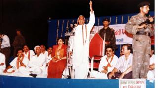 ભાષણ આપતા વાજપેયી