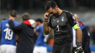 El legendario arquero italiano Gianluigi Buffon anunció después del juego su retiro de la selección.
