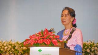 မြန်မာသတင်းမီဒီယာကောင်စီဝင်များ ညစာစားပွဲမှာ ဒေါ်အောင်ဆန်းစုကြည် မိန့်ခွန်းပြော