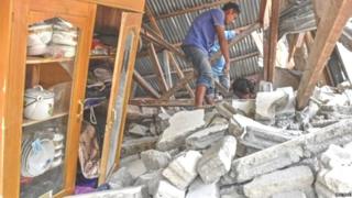 इंडोनेशियातल्या लाँबॉक बेटाला भूकंपाचा जोरदार धक्का बसल्यानंतर झालेली स्थिती