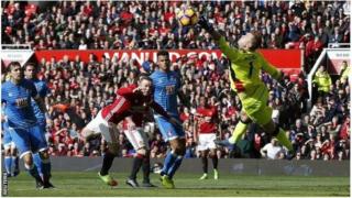 Le gardien polonais a fait une série d'arrêts décisifs, dont un pour éviter le penalty de Zlatan Ibrahimovic.