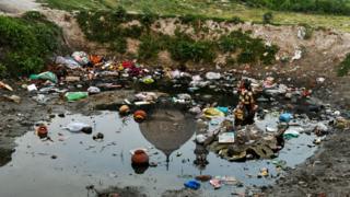 Rio contaminado em frente ao Taj Mahal