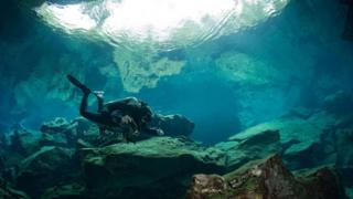 Submarinista en un cenote.