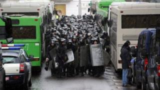 Жөө жүрүш менен келаткан митингчилерди милициянын атайын күчтөрү туш-туштан тосуп туруп, аларды кармай баштаган.