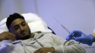 Abdul en una cama