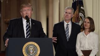 Le Juge Neil Gorsuch (au milieu) en compagnie de sa femme Marie Louise, après sa nomination par le président Donald Trump