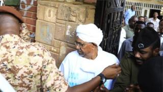 Omar al-Bashir ubwo yavanwaga mu biro by'umushinjacyaha ku murwa mukuru Khartoum