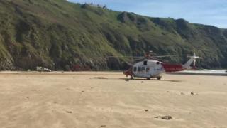 Hofrennydd ar y traeth