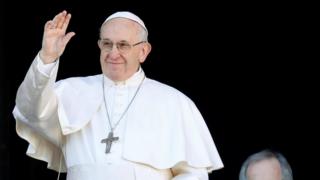 Paus Fransiskus menyampaikan pesan Natal di Basilika Santo Petrus, Vatikan.