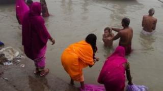 গঙ্গা নদীতে গোছল করছেন অনেকে