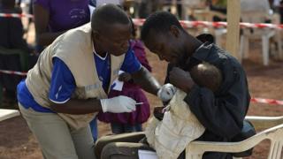 Selon l'OMS, la rougeole est "entièrement évitable" avec de bons vaccins.