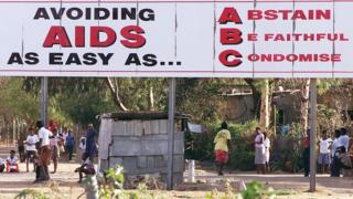Banner against AIDS wey dey inform people how dem go fit prevent am on dia own.