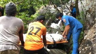 警方屍檢發現死者肺中進水不多,相信死者並非溺水死亡。眼睛和頭部傷勢似乎不是有墜落造成。