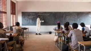 Un enseignant en classe dans une école de formation au Burkina Faso (illustration).