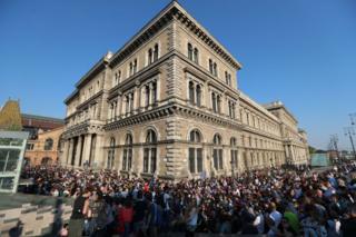 Студенты и преподаватели проводят акцию в поддержку Центрально-Европейского университет 2 апреля