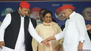 समाजवादी पार्टीचे नेते अखिलेश आणि मुलायम सिंह यादव बसपा नेत्या मायावती यांच्याबरोबर