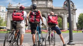 Jovens de bicicleta