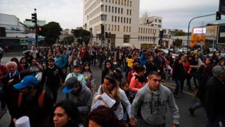 Personas evacuando edificios en Viña del Mar